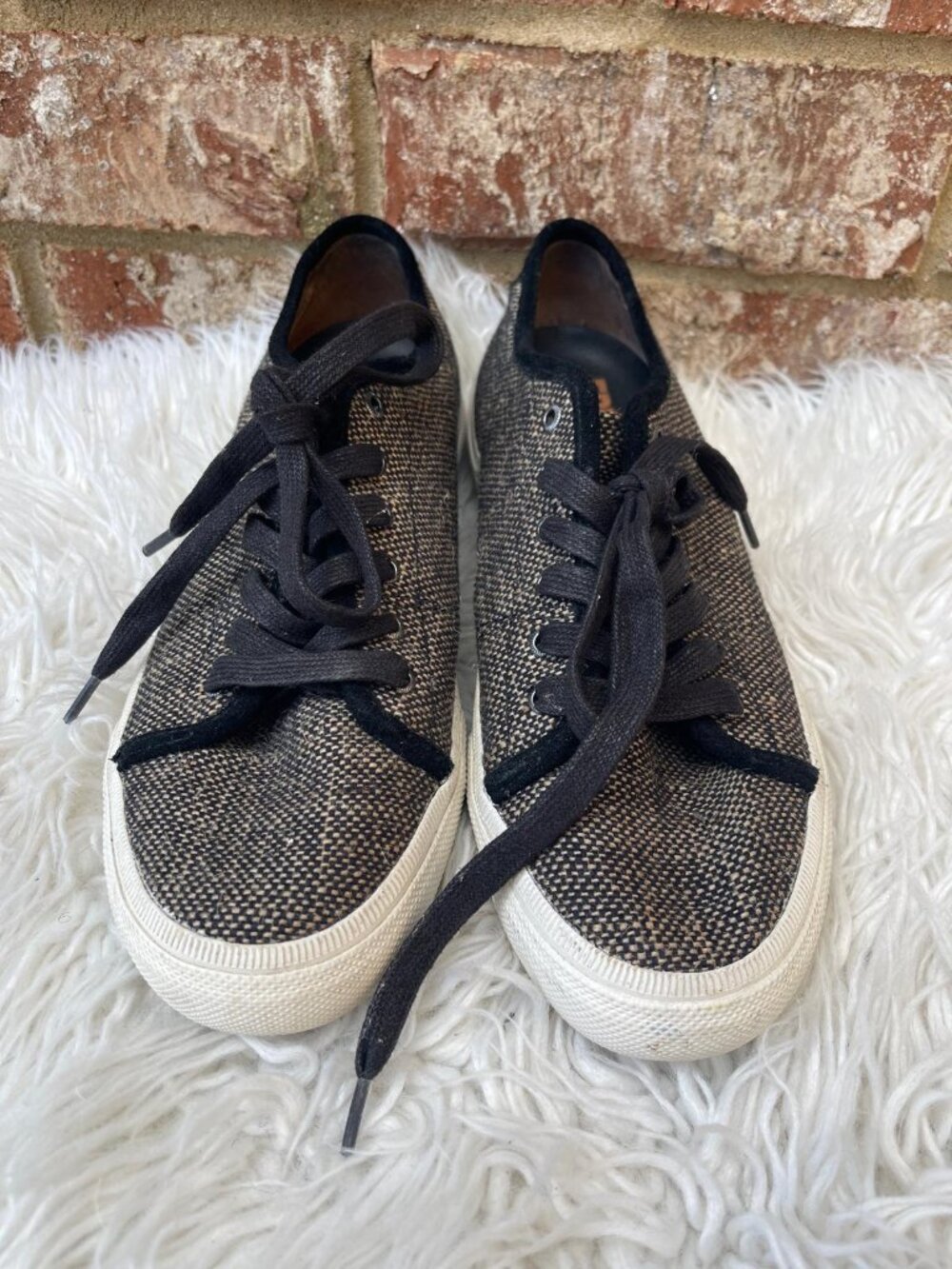 Frye Women's Gia low top lace-up tweed sneakers in black and beige Size 9